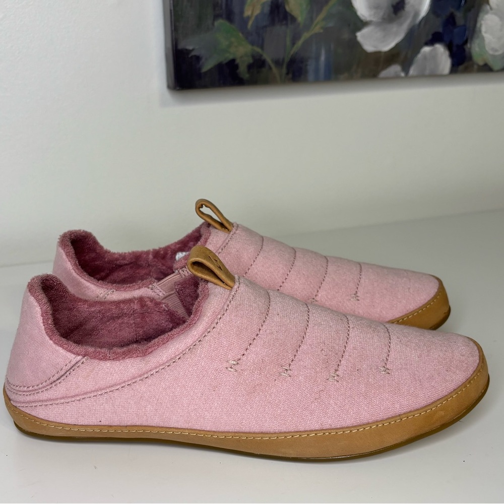 Olukai Lania sea Salt Pink women’s slipper with rubber bottom sole. Size 8